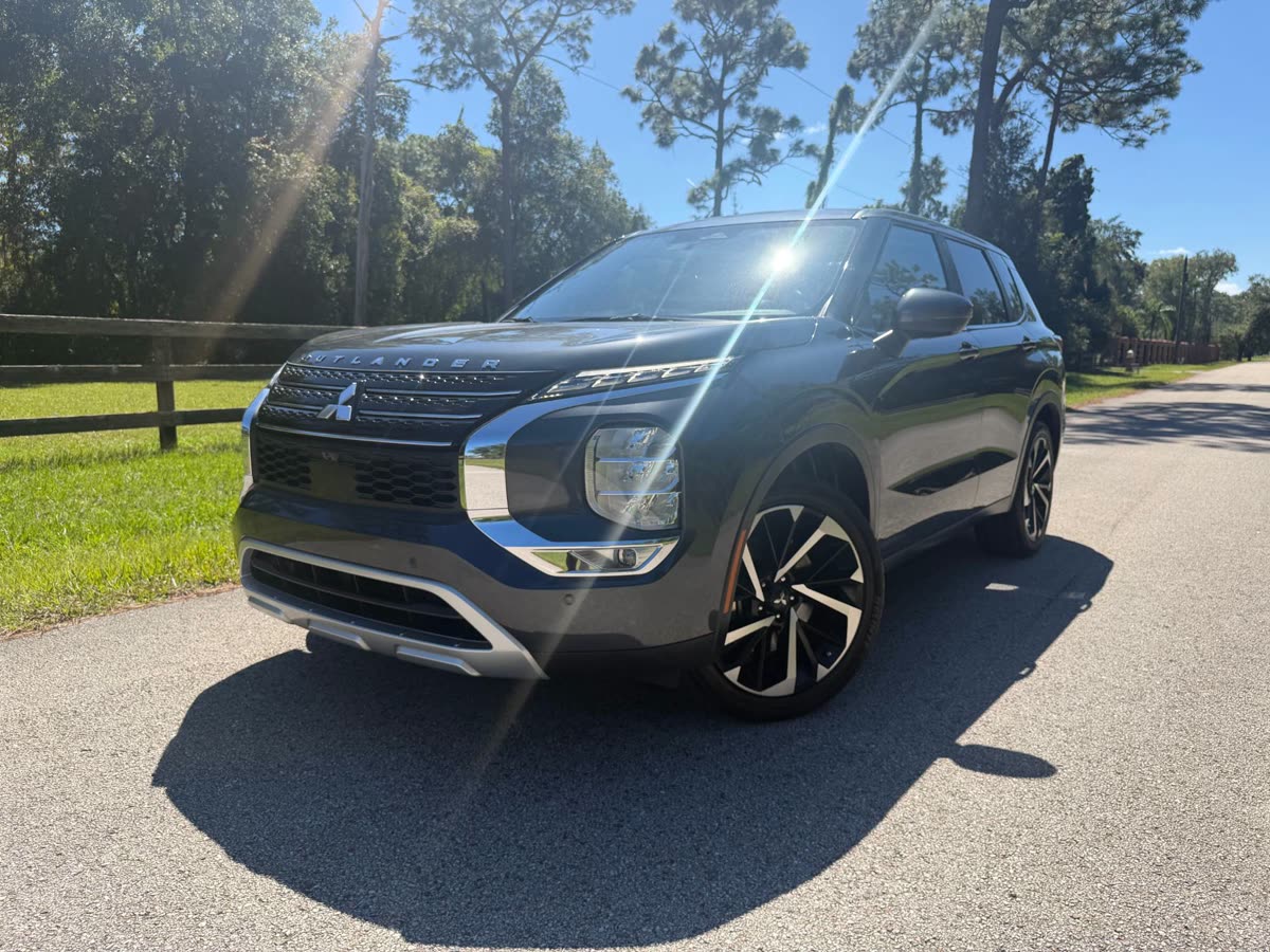 2024 Mitsubishi Outlander SE view 3