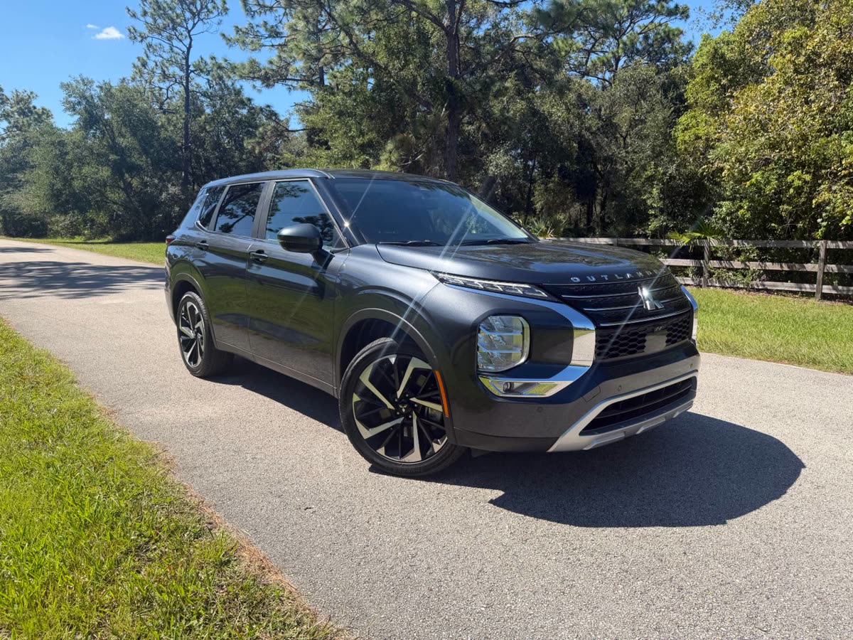 2024 Mitsubishi Outlander SE view 4