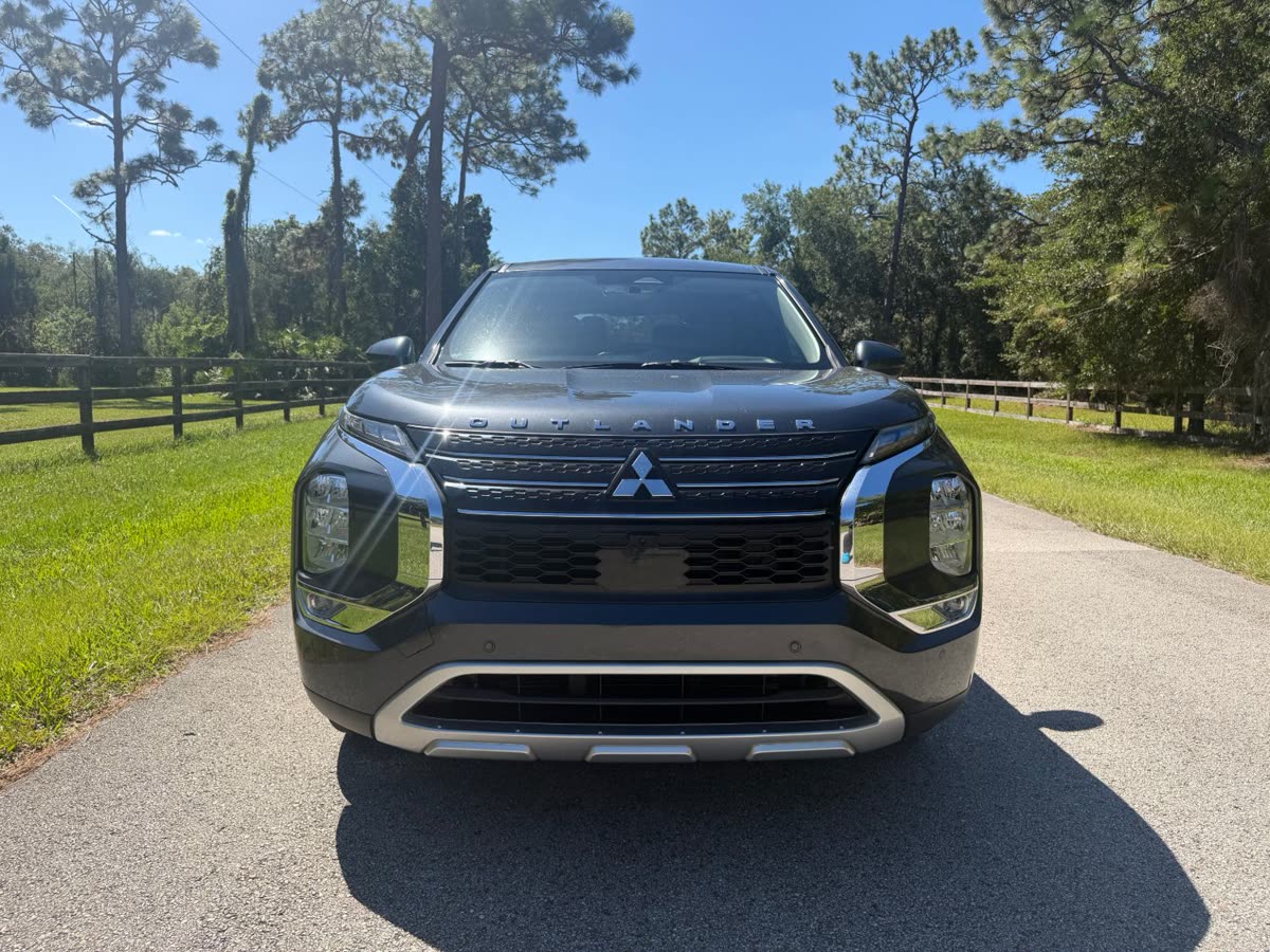 2024 Mitsubishi Outlander SE view 2